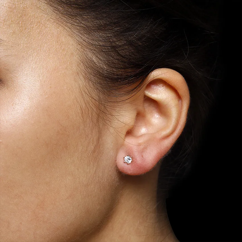 0.60 quilates pendientes diamantes clásicos en oro rojo con seis garras 