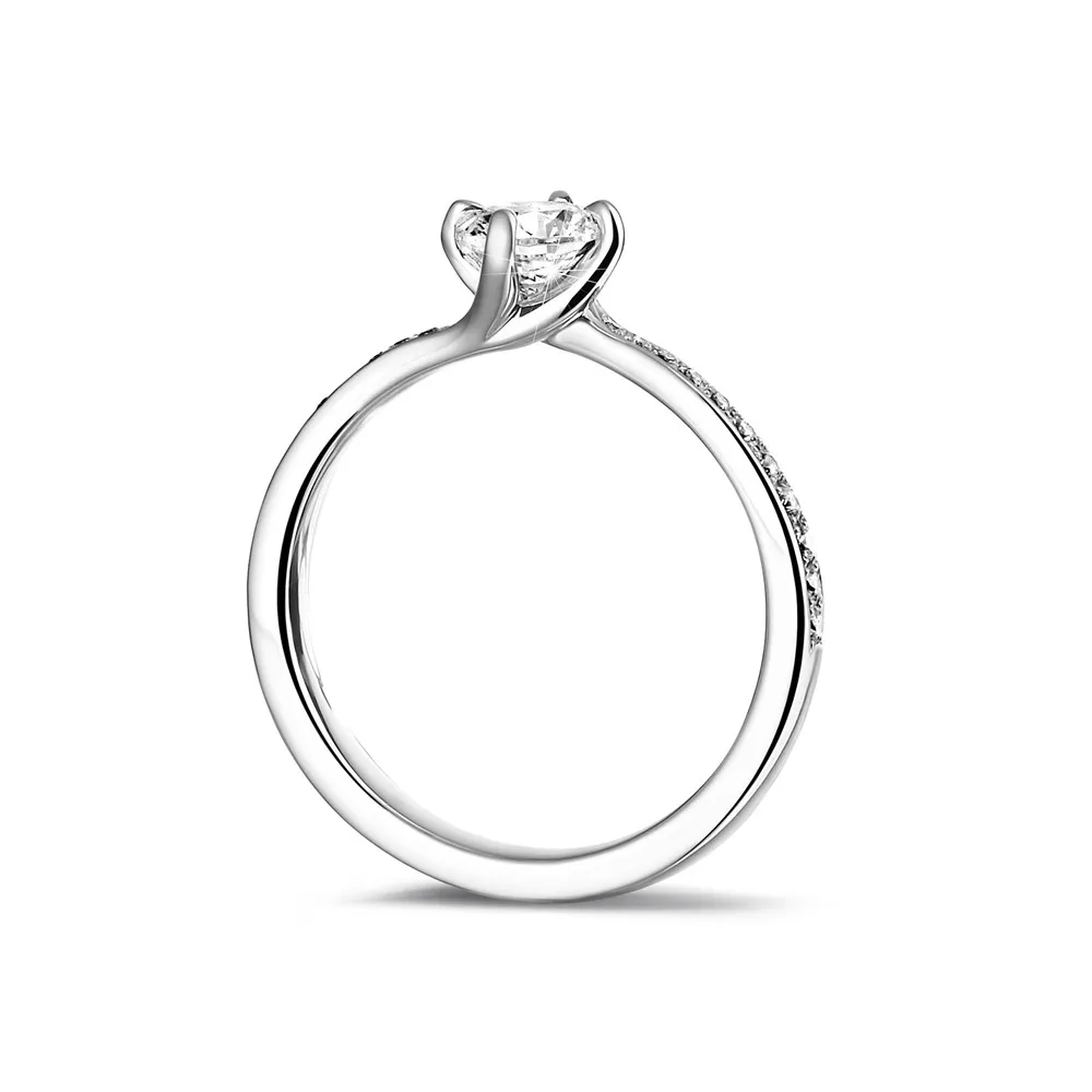 0.70 quilates anillo solitario diamante en platino con diamantes en los lados 