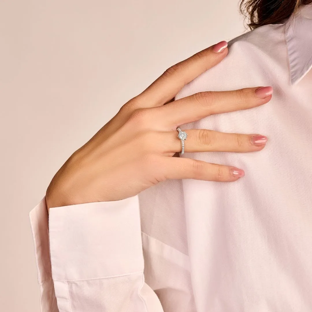 3.00 quilates anillo solitario en oro blanco con diamantes en los lados 
