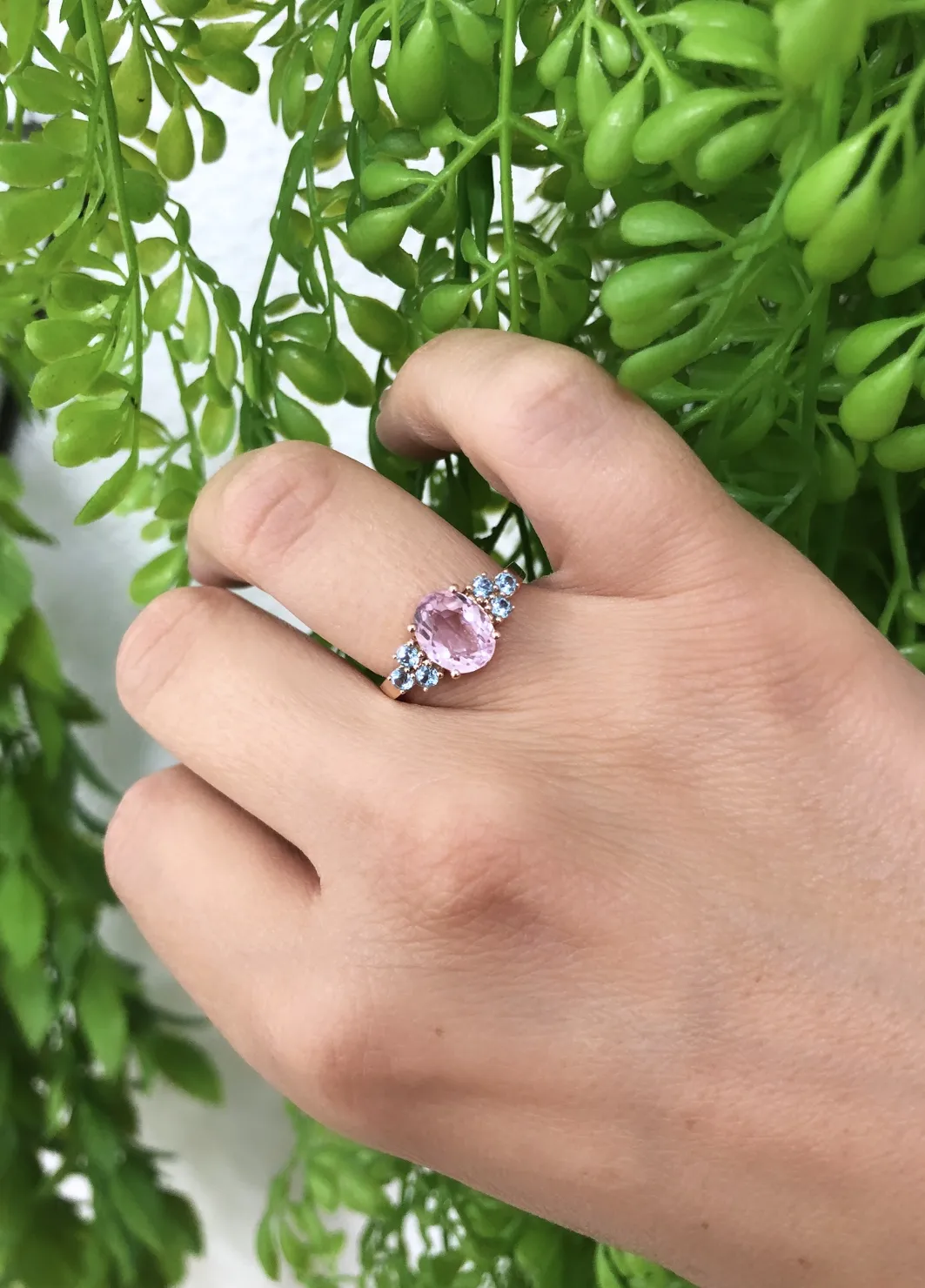 Anillo Oro Rosa18kts con Kunzita y Topacios Azules