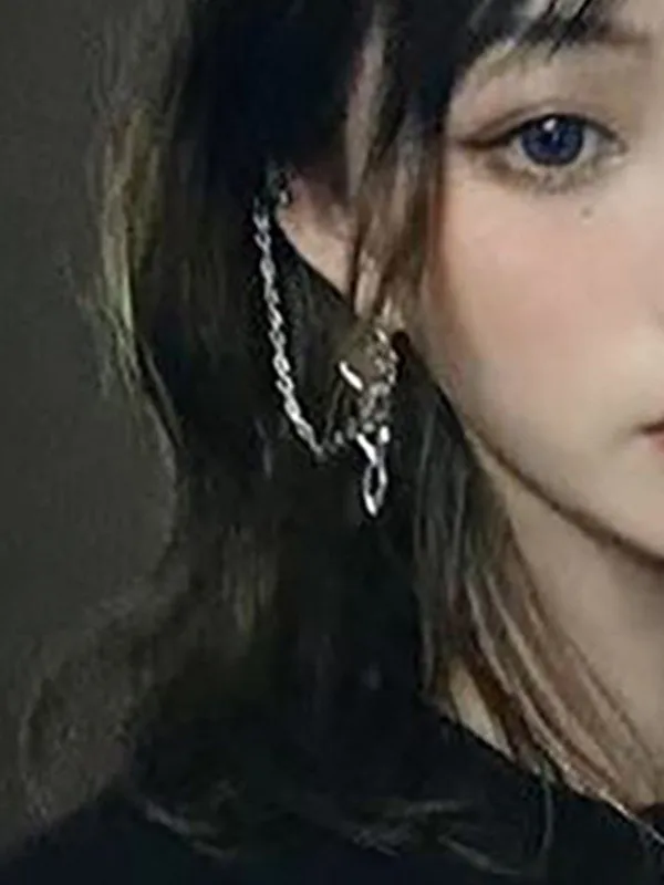 Aretes con dije de calavera con adorno de cadena