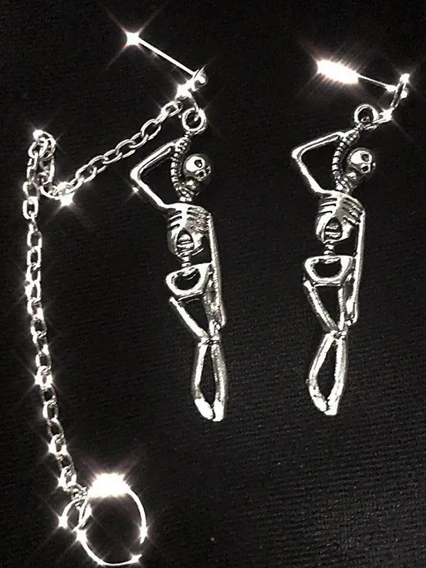 Aretes con dije de calavera con adorno de cadena