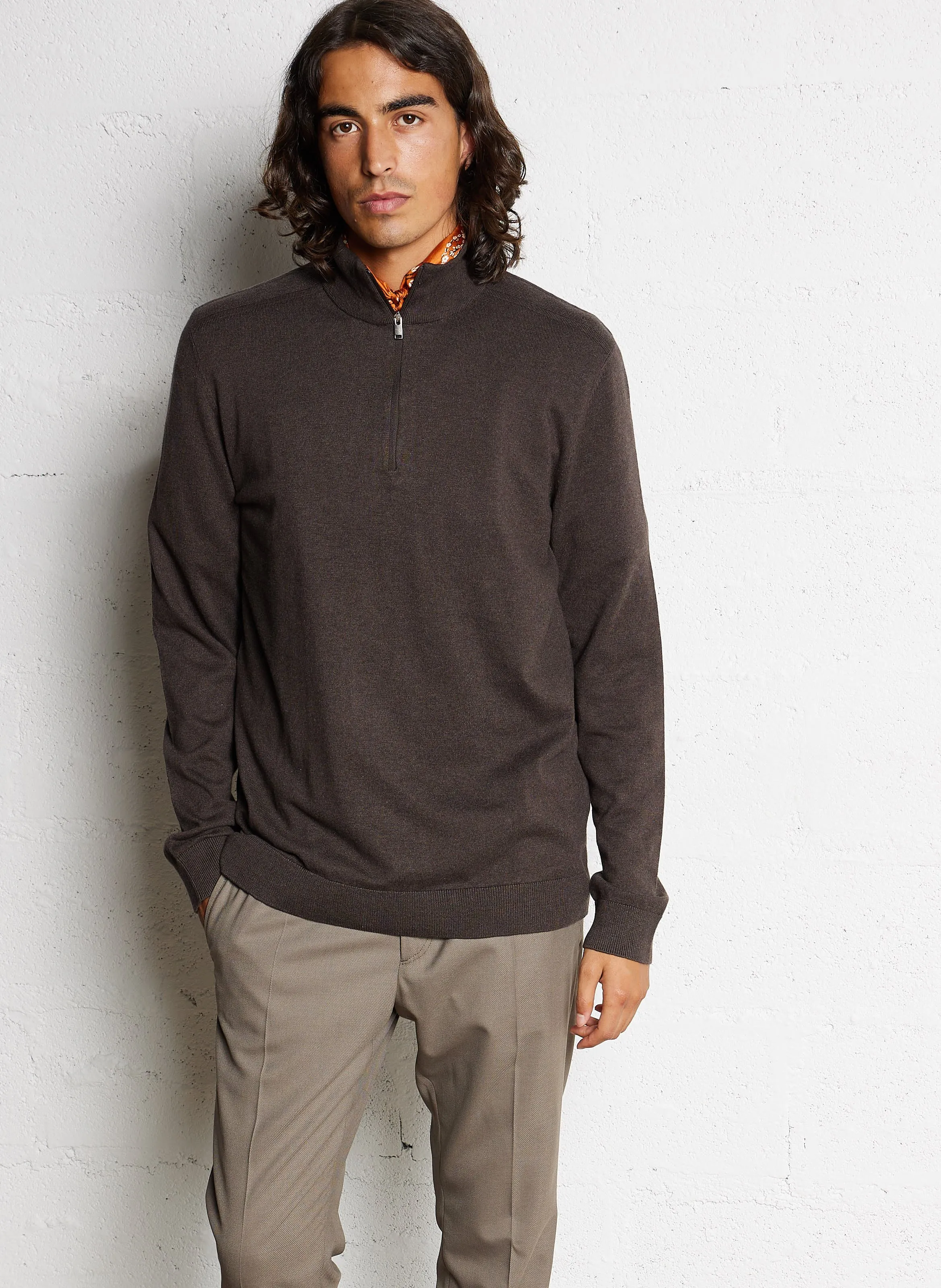BERG - Jersey regular fit de algodón con cuello alto y cremallera en marron