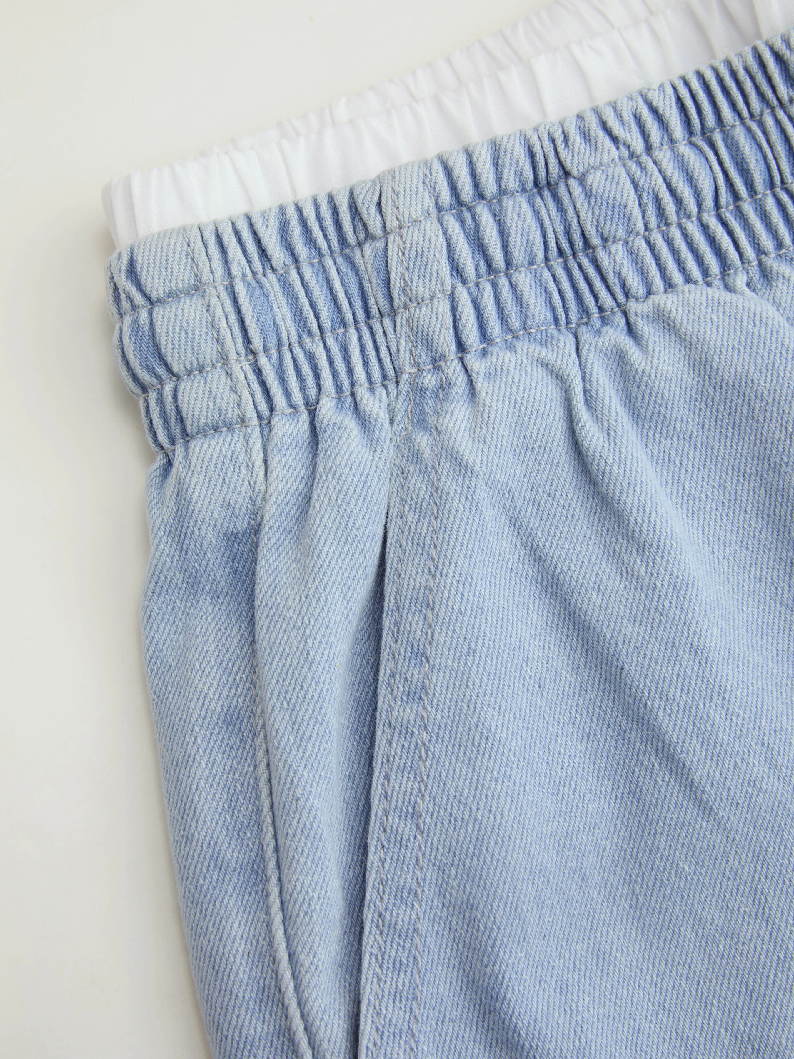Bermudas vaqueras de tiro alto con detalle de ribete en contraste y rotos