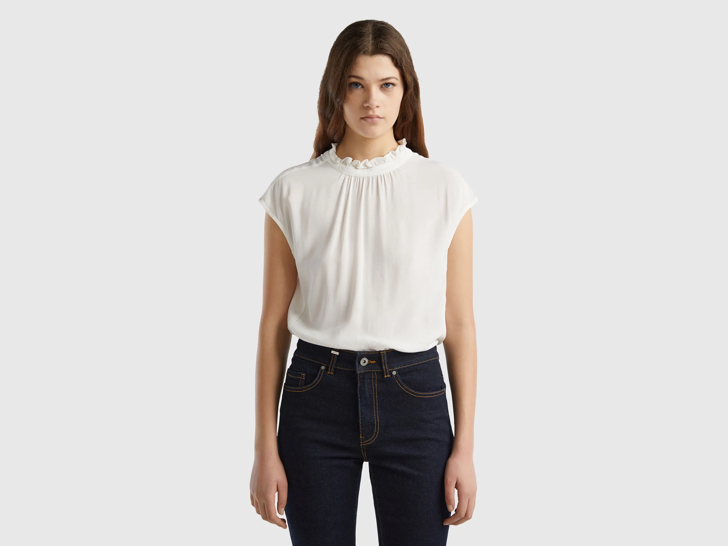 Blusa con volantes en el cuello