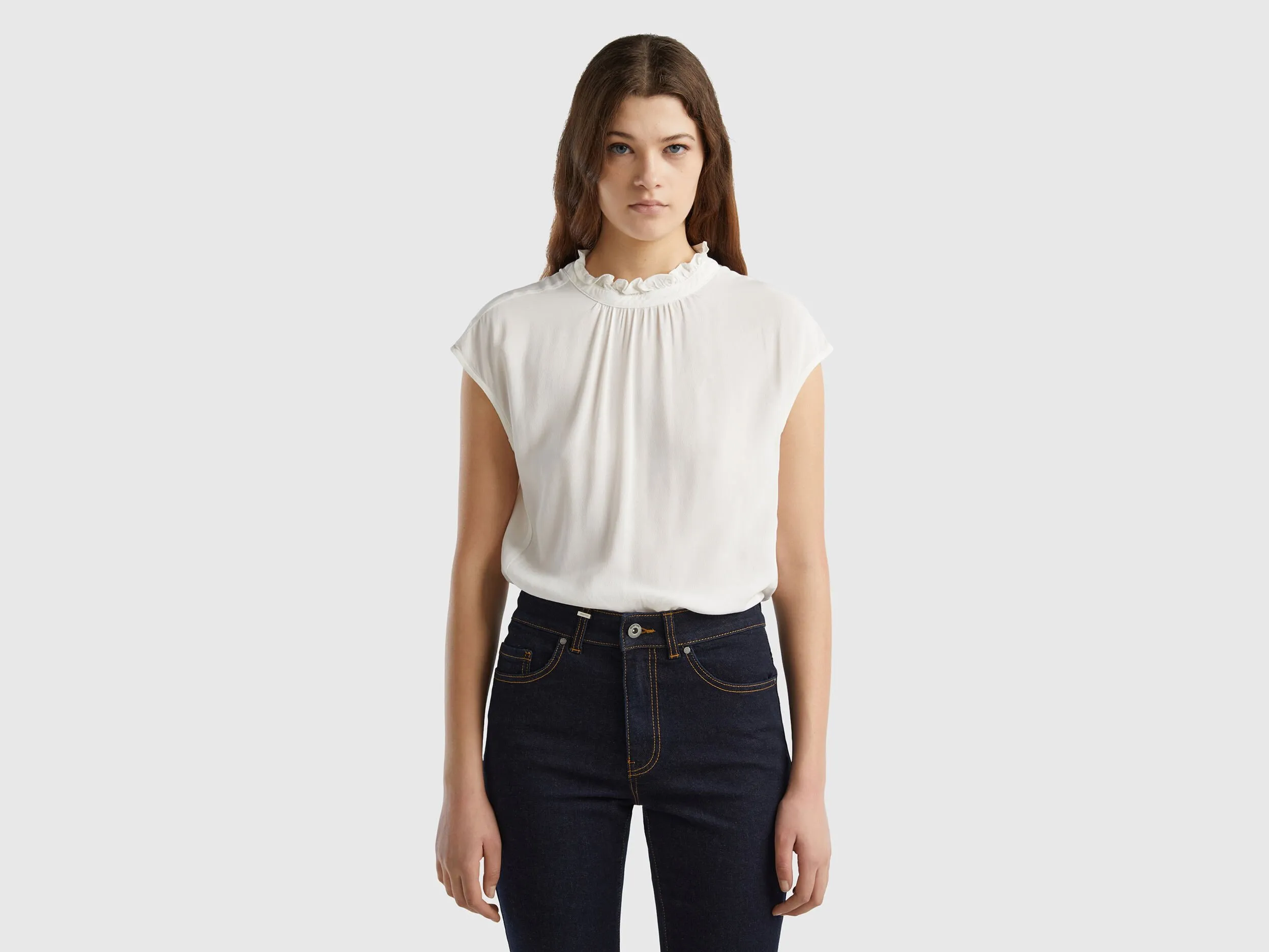 Blusa con volantes en el cuello