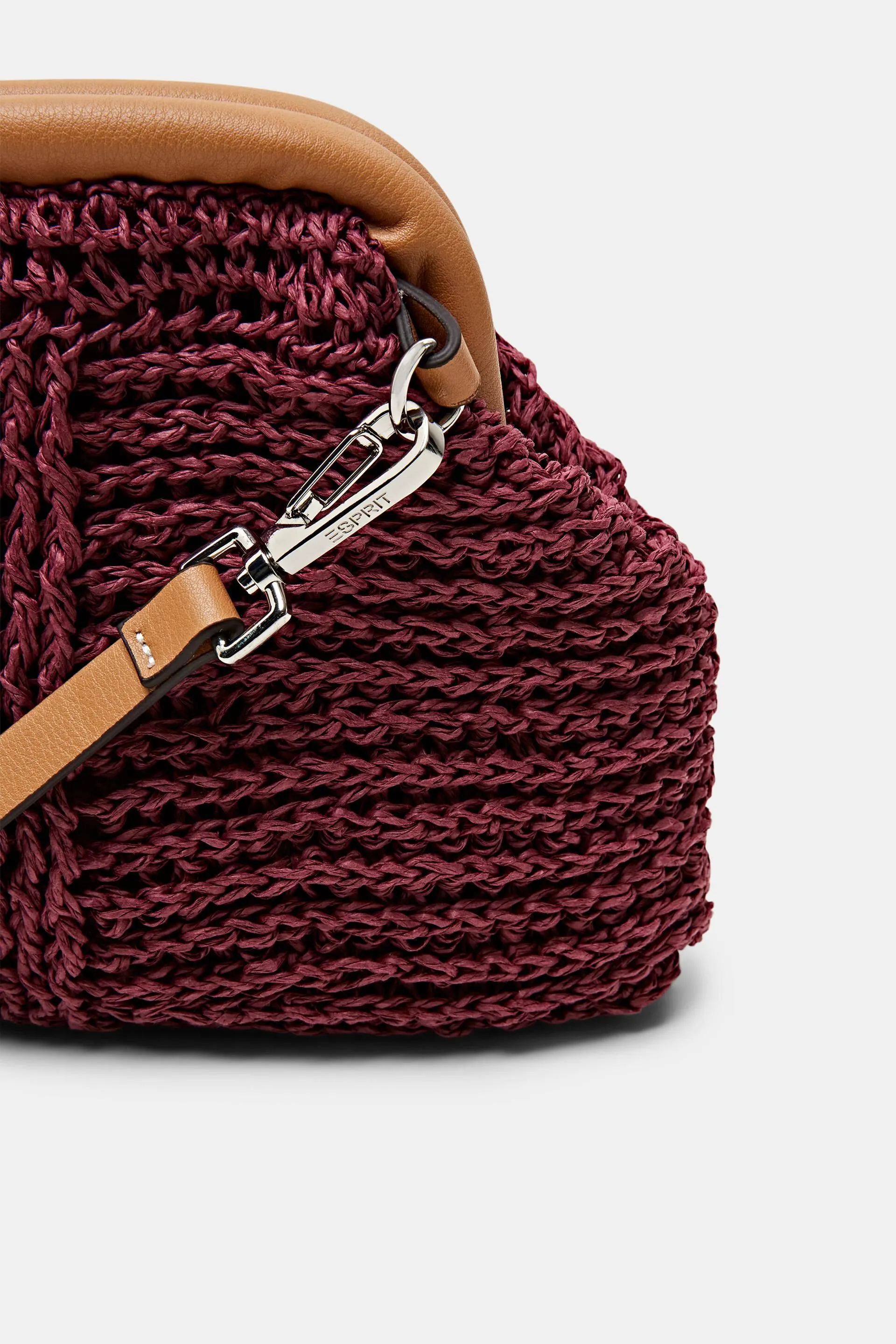 Bolso bandolera de rafia con detalle de polipiel