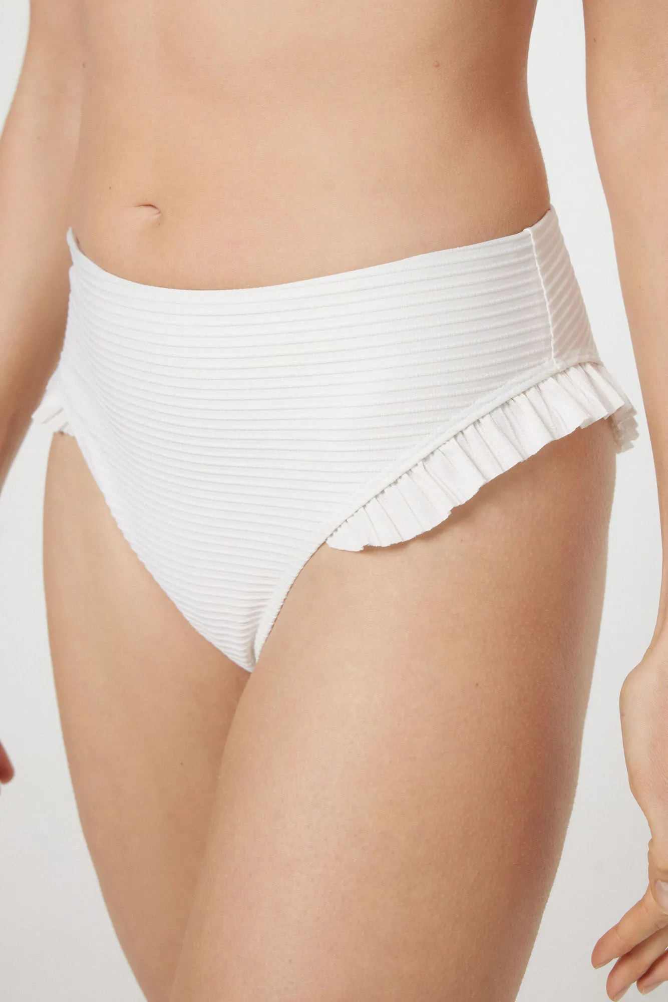 Braguita de bikini alta con detalle de volante en los laterales