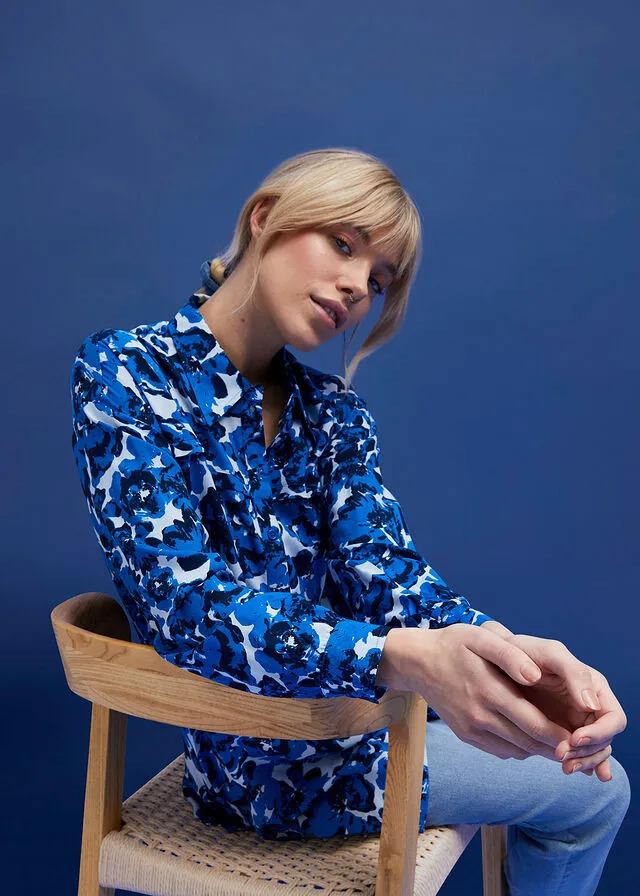 Camisa azur con flores