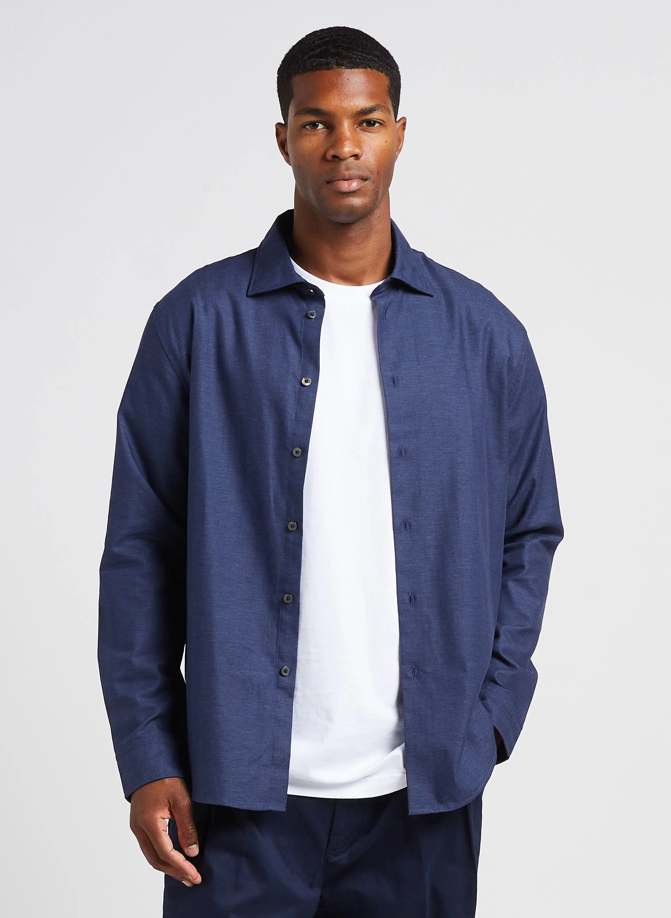 Camisa de mezcla de algodón orgánico con cuello clásico en azul