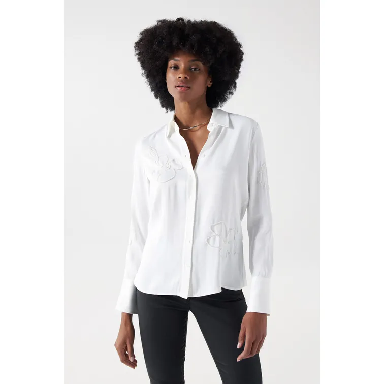 CAMISA SATINADA CON DETALLE DE FLORES DE ABALORIOS MUJER SALSA
