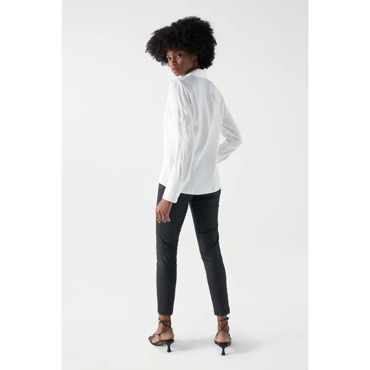 CAMISA SATINADA CON DETALLE DE FLORES DE ABALORIOS MUJER SALSA