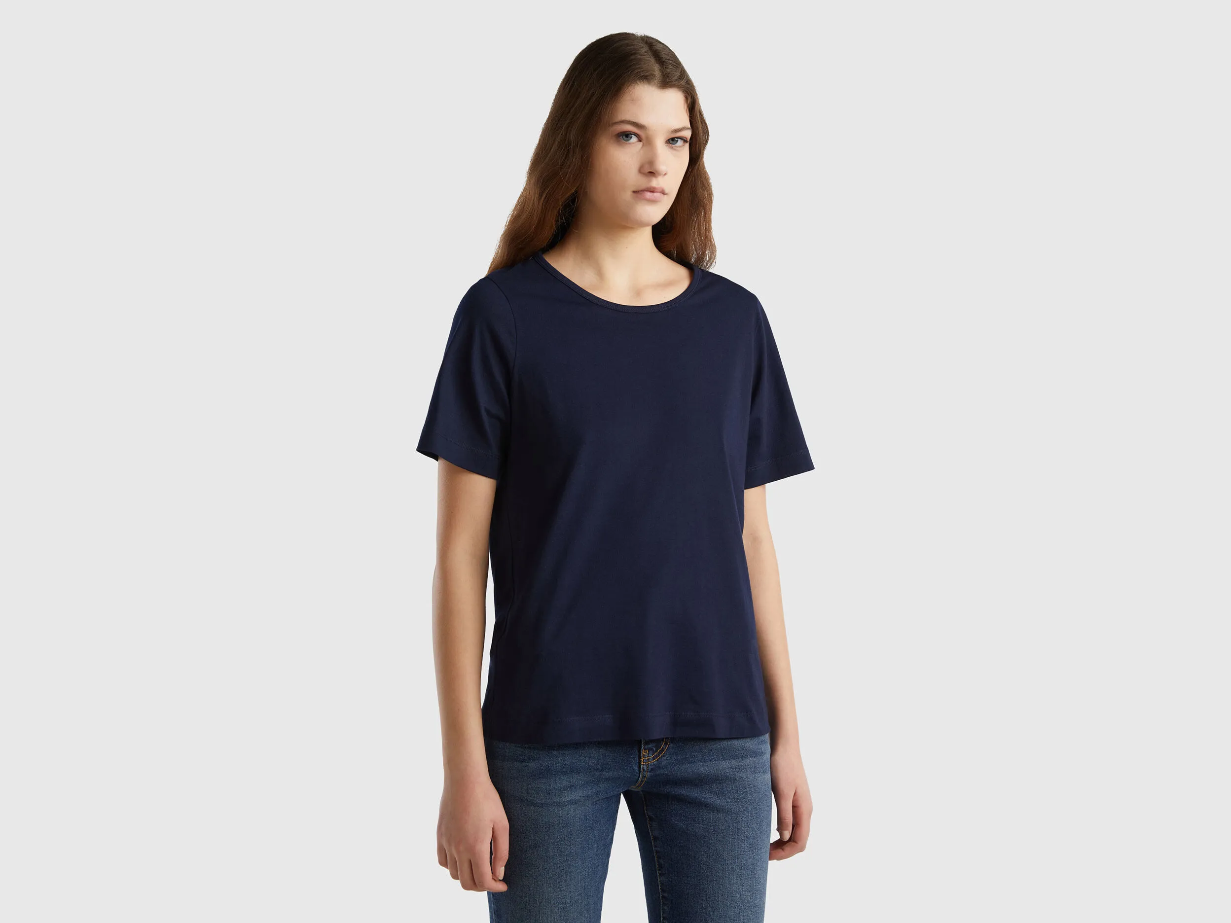 Camiseta azul oscuro de manga corta