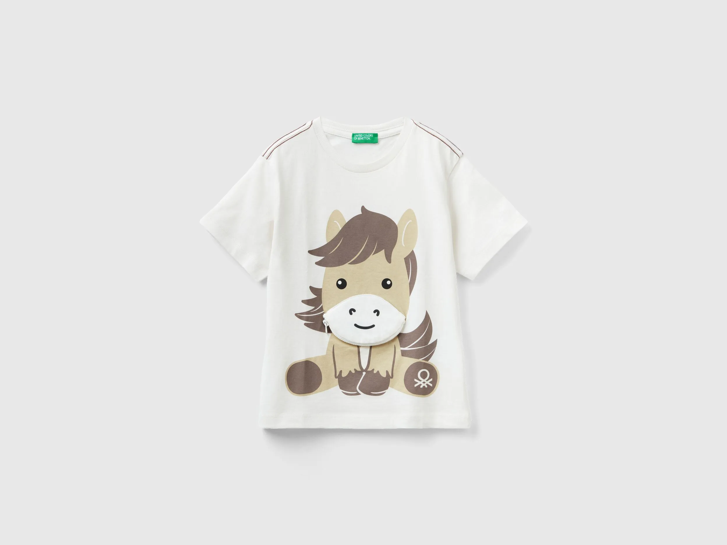 Camiseta con aplicación de estuche