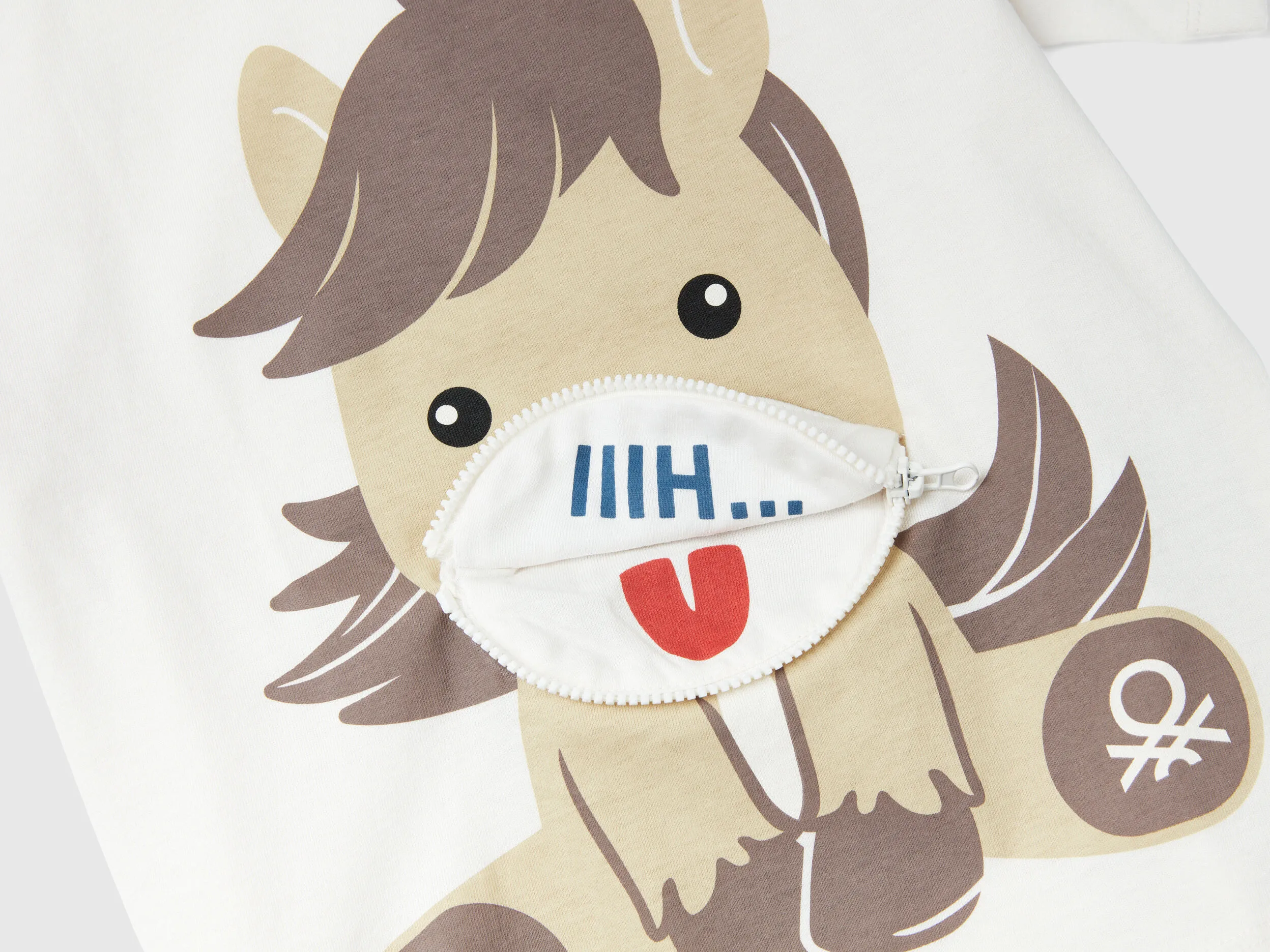 Camiseta con aplicación de estuche