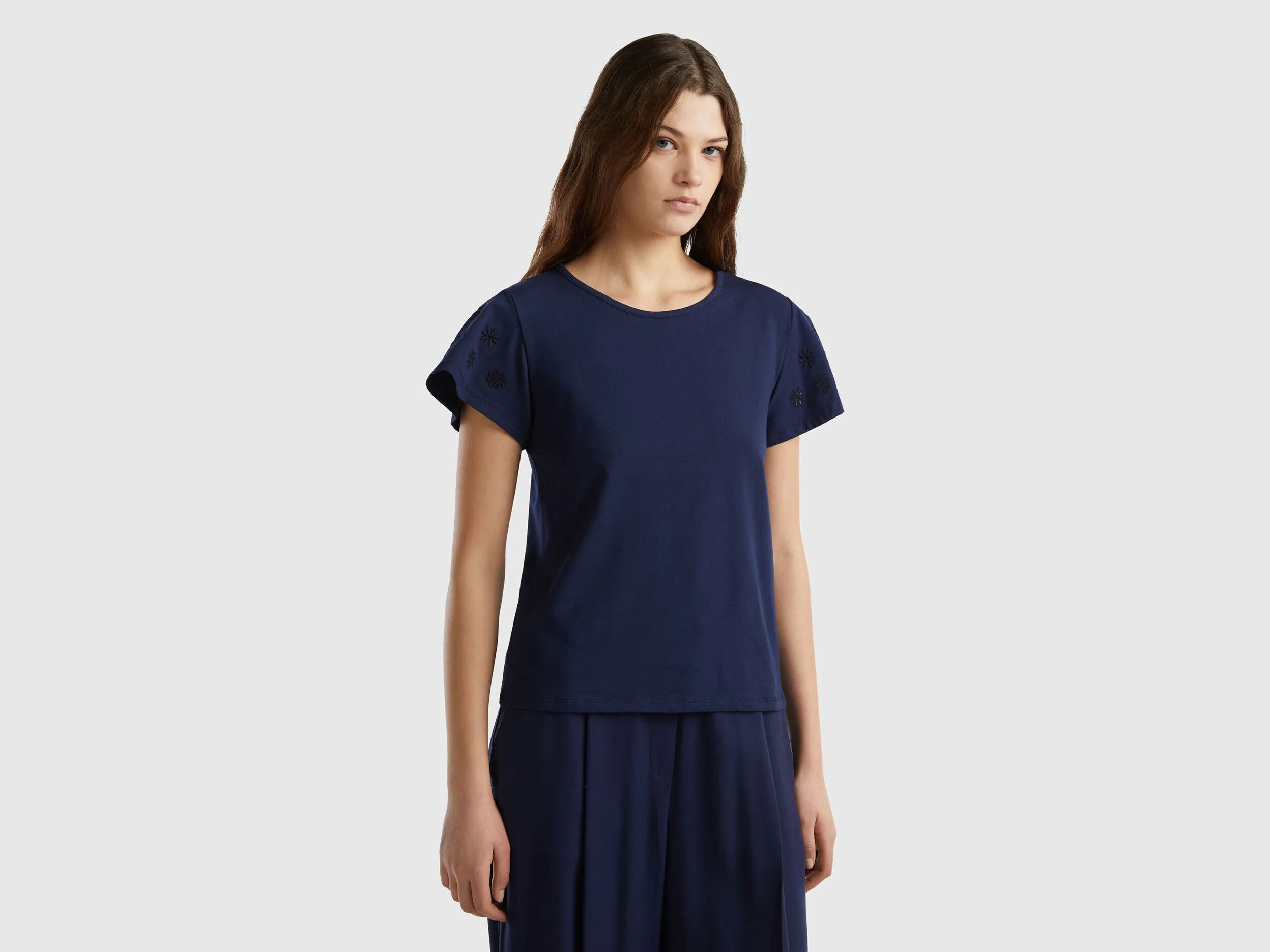 Camiseta con bordado de flores