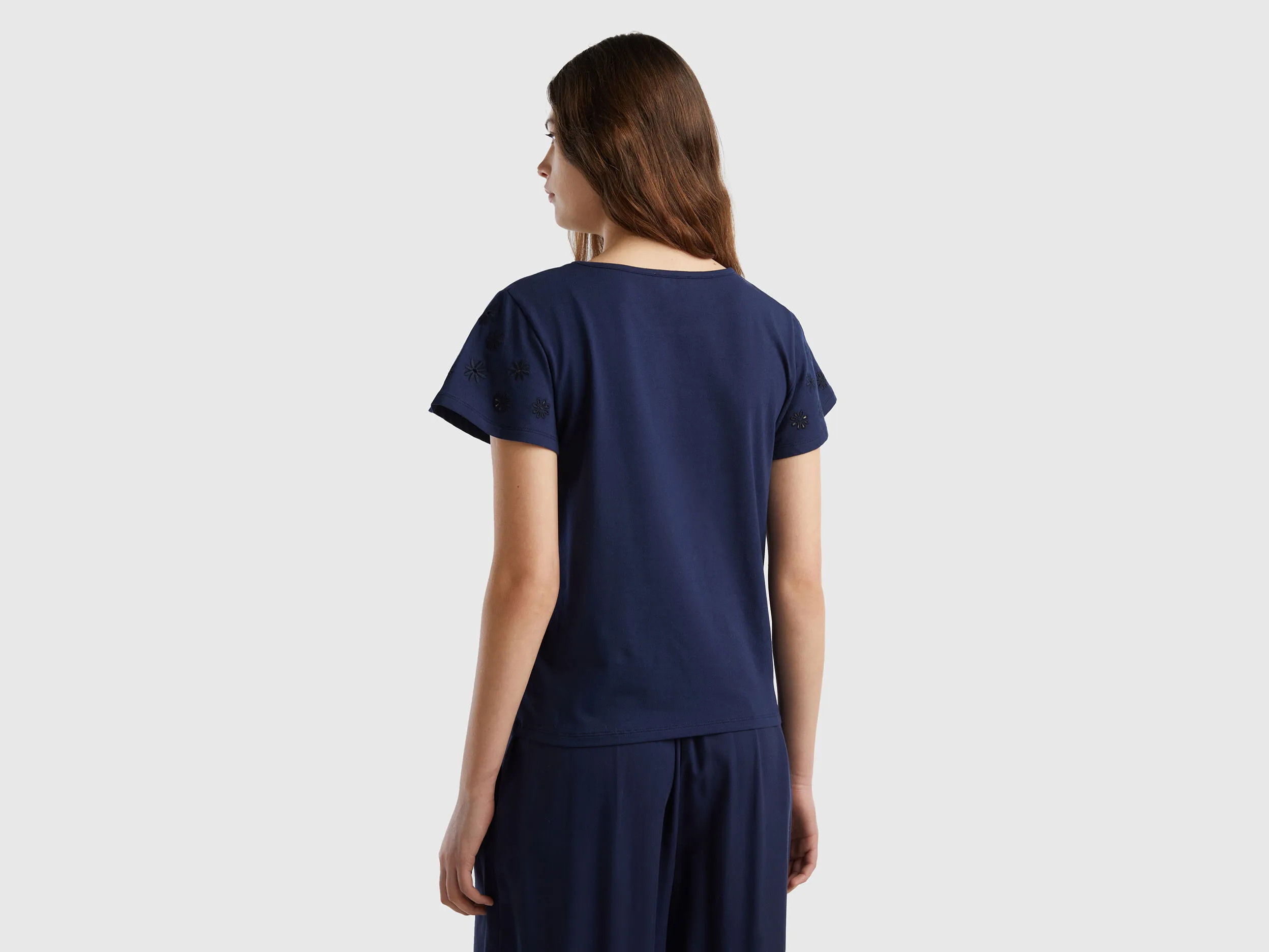 Camiseta con bordado de flores