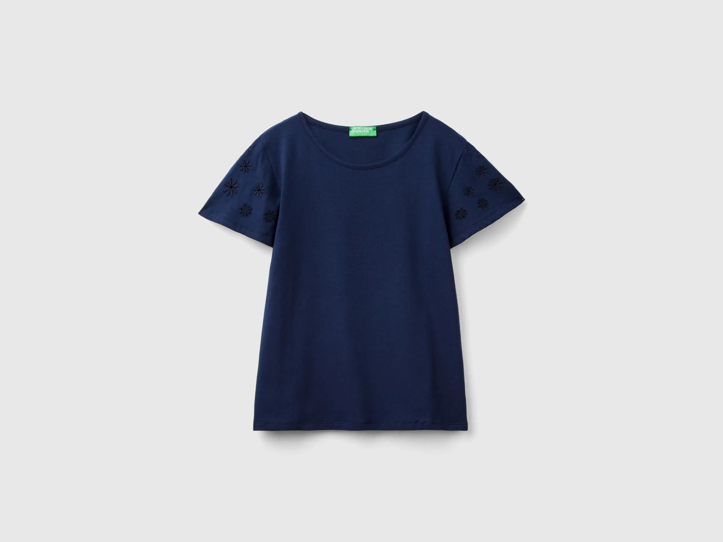 Camiseta con bordado de flores