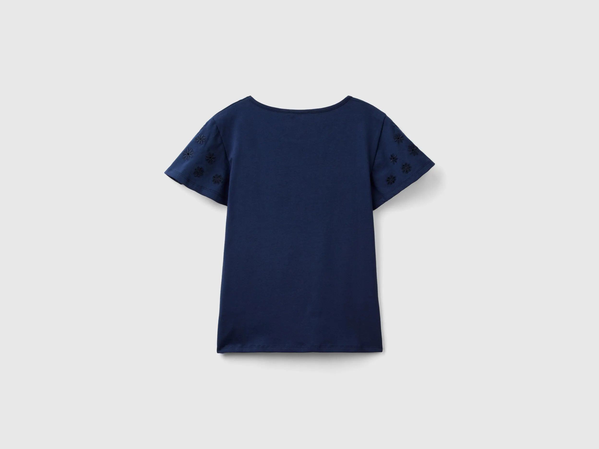 Camiseta con bordado de flores