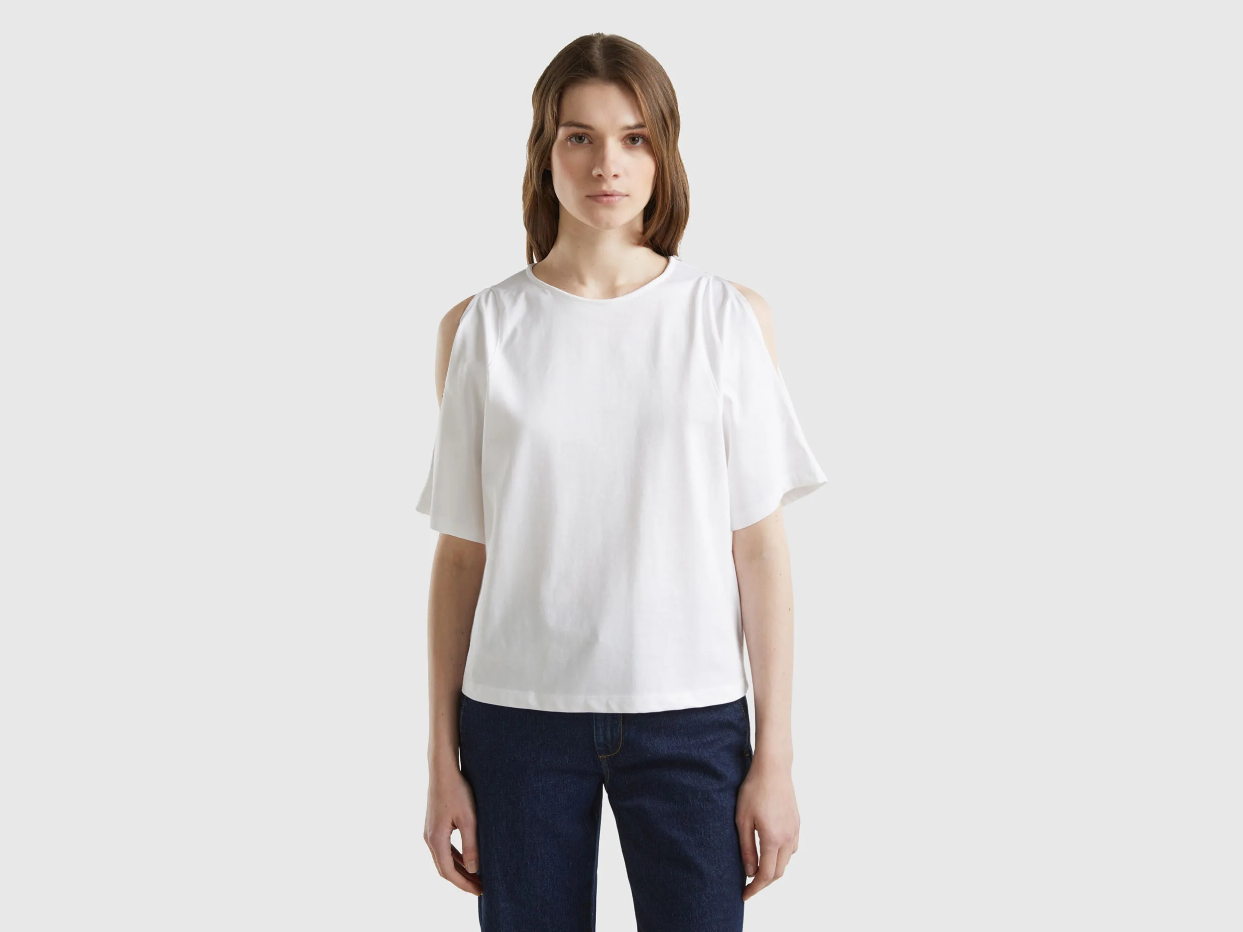 Camiseta con manga troquelada
