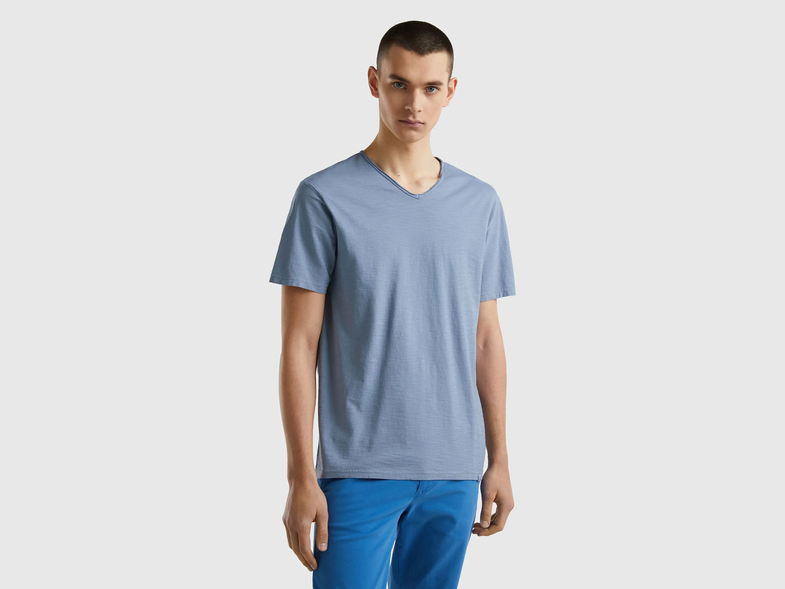 Camiseta de 100 % algodón con escote de pico