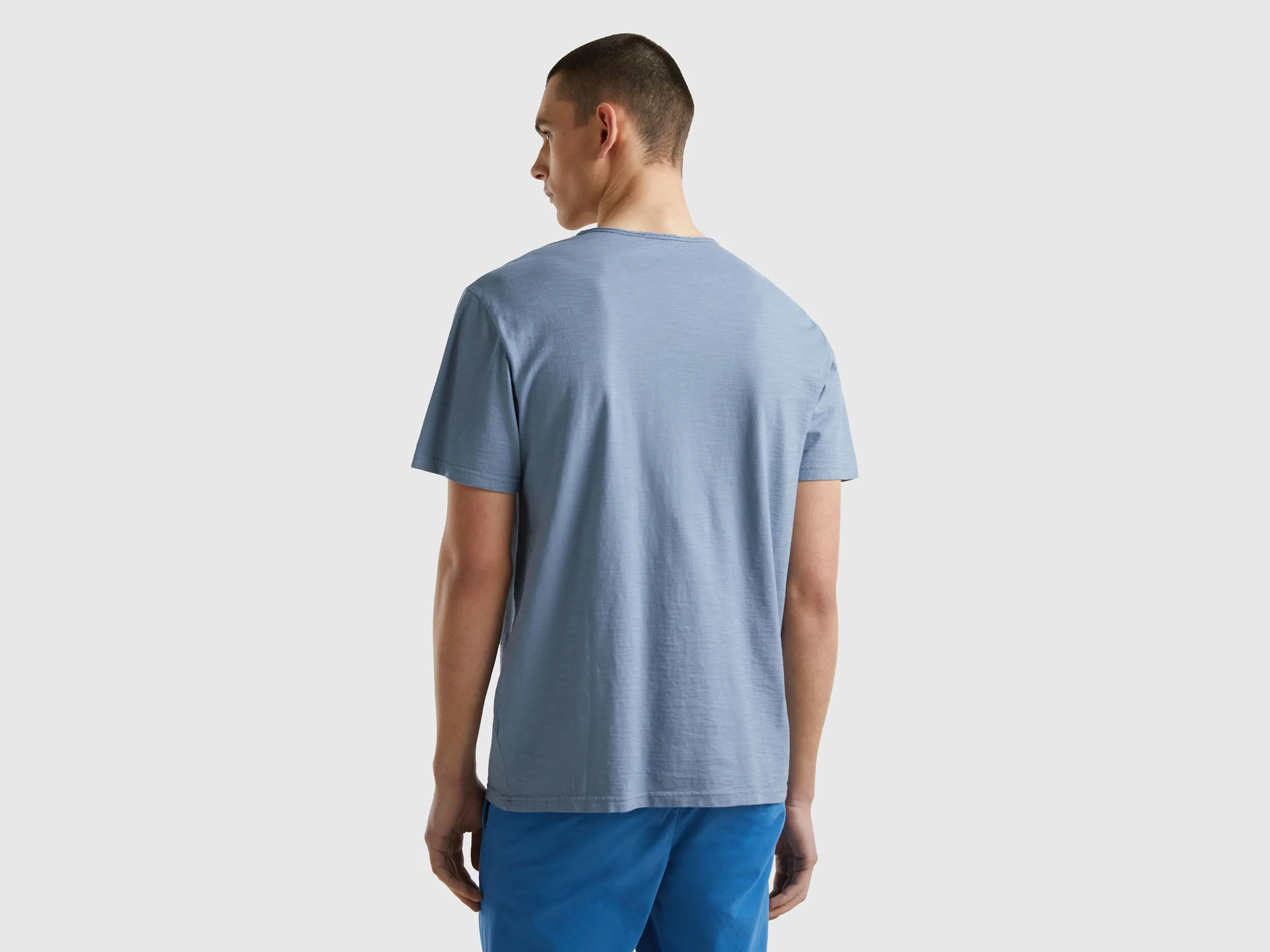 Camiseta de 100 % algodón con escote de pico