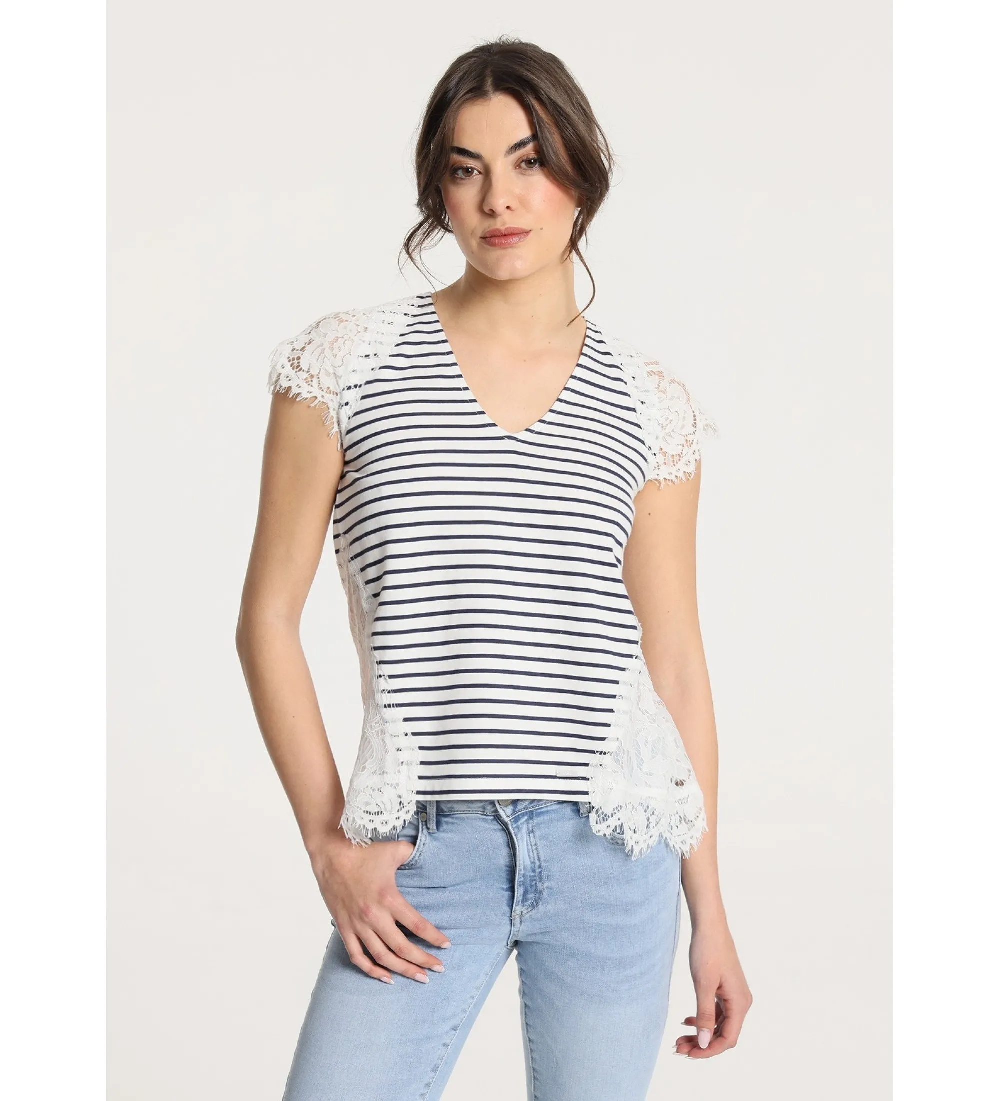 Camiseta de manga corta de cuello pico con detalle encaje blanco