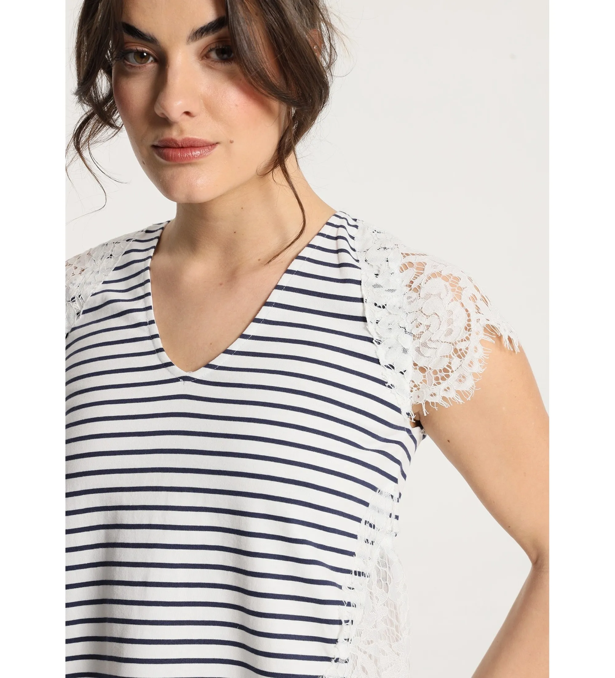 Camiseta de manga corta de cuello pico con detalle encaje blanco
