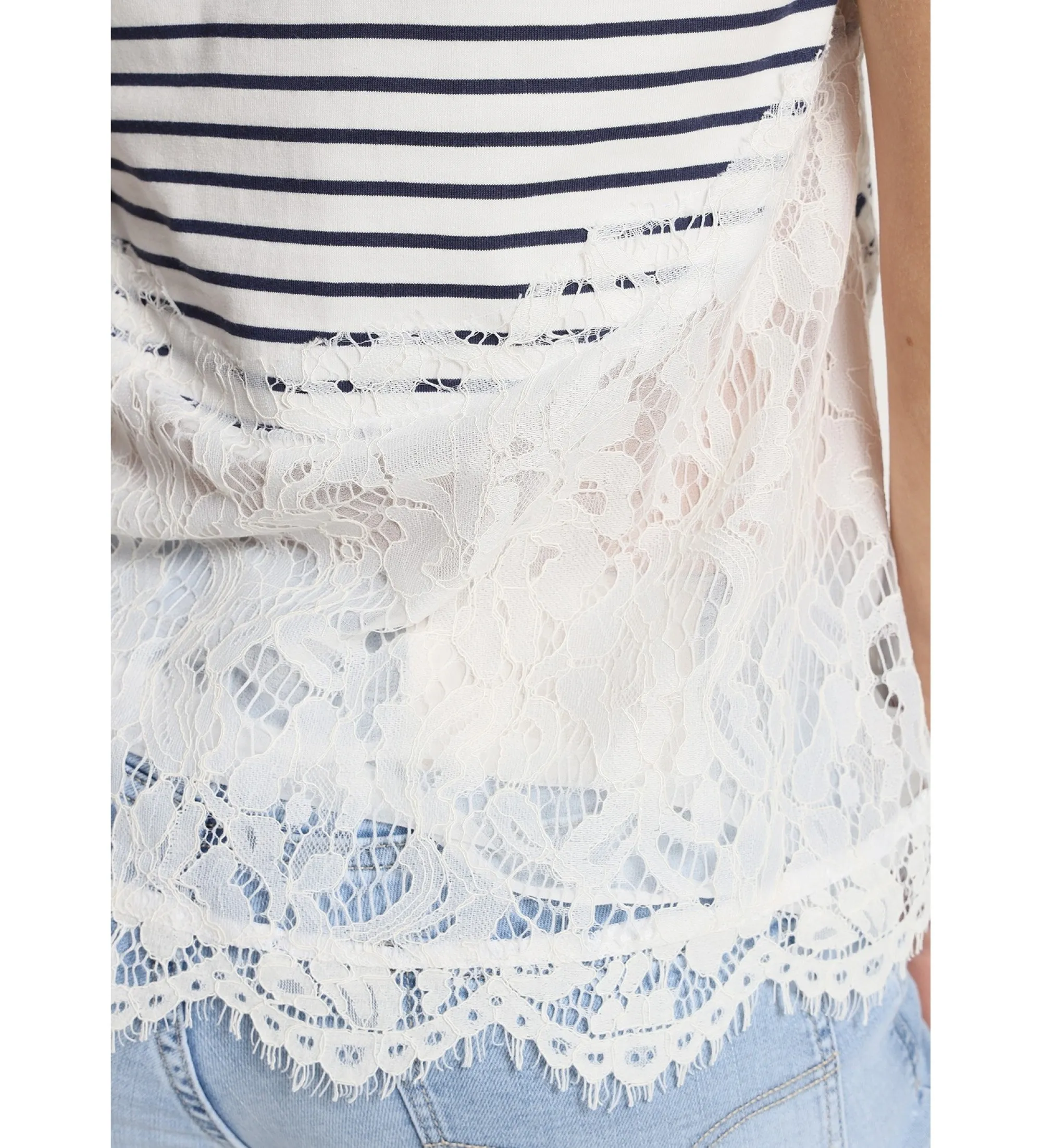 Camiseta de manga corta de cuello pico con detalle encaje blanco