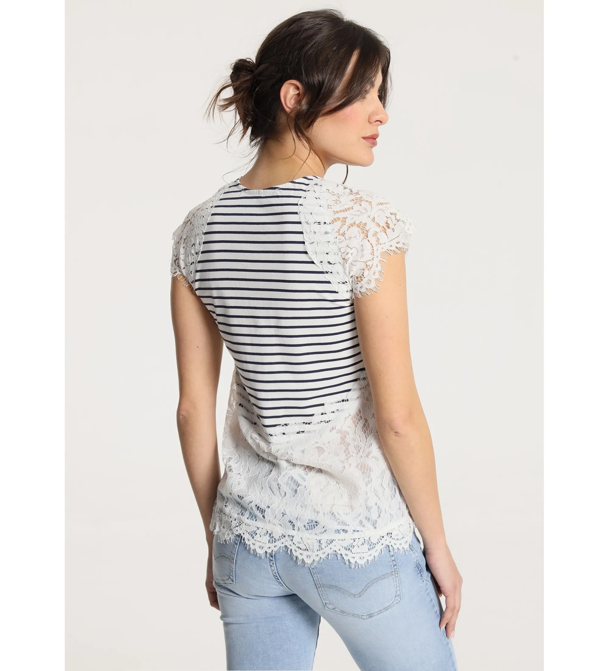 Camiseta de manga corta de cuello pico con detalle encaje blanco