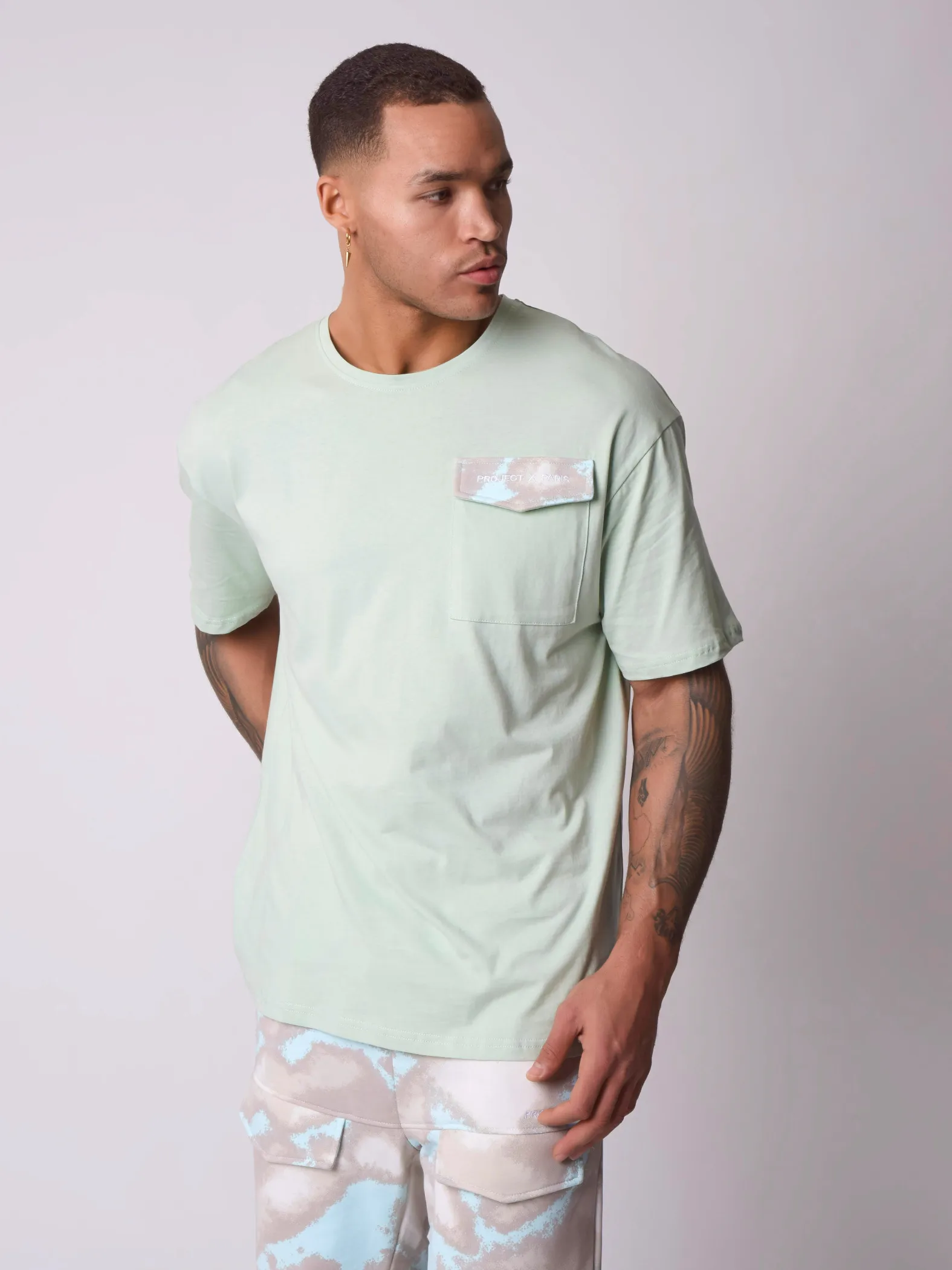 Camiseta holgada con bolsillo con solapa
