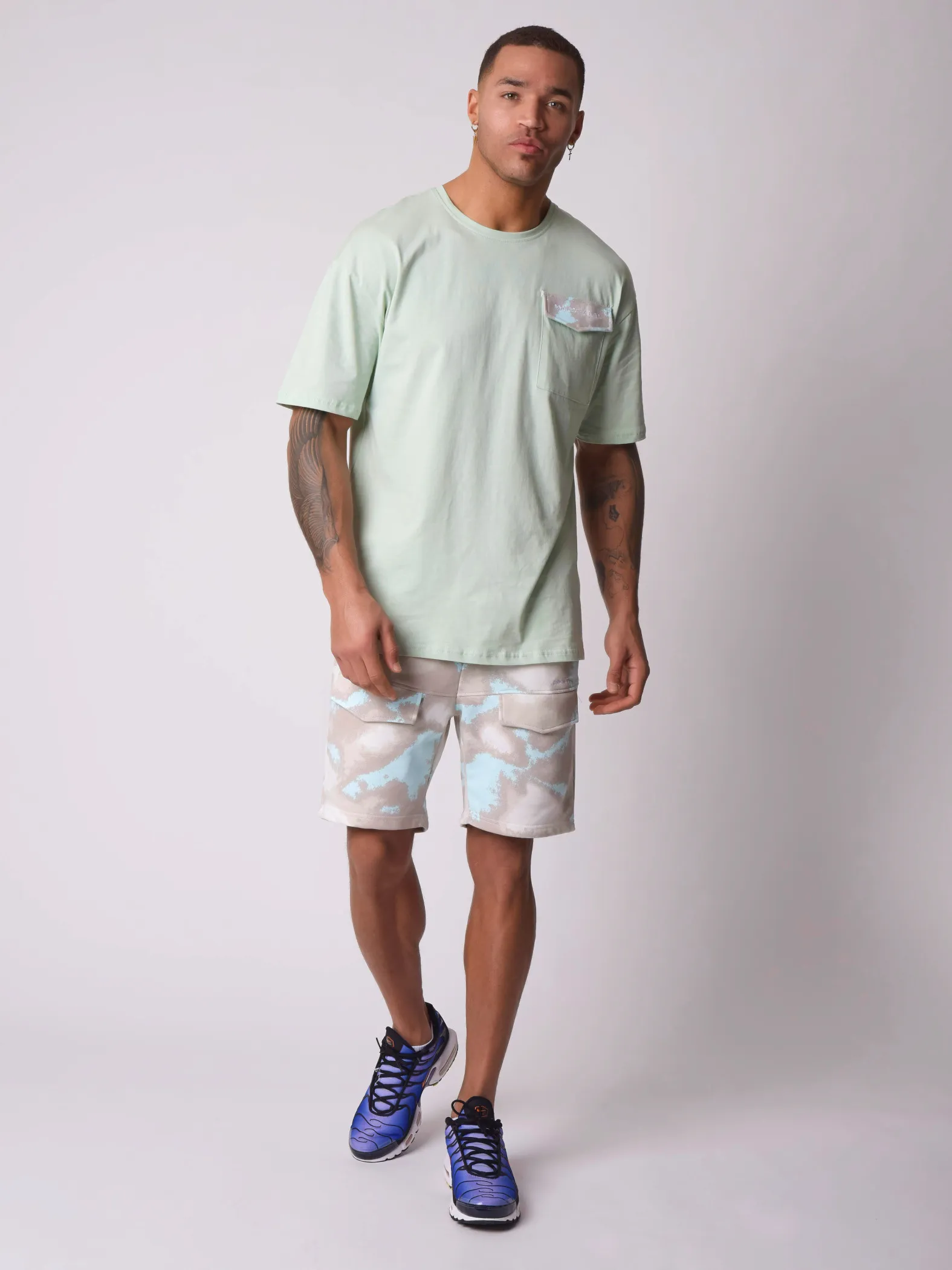 Camiseta holgada con bolsillo con solapa