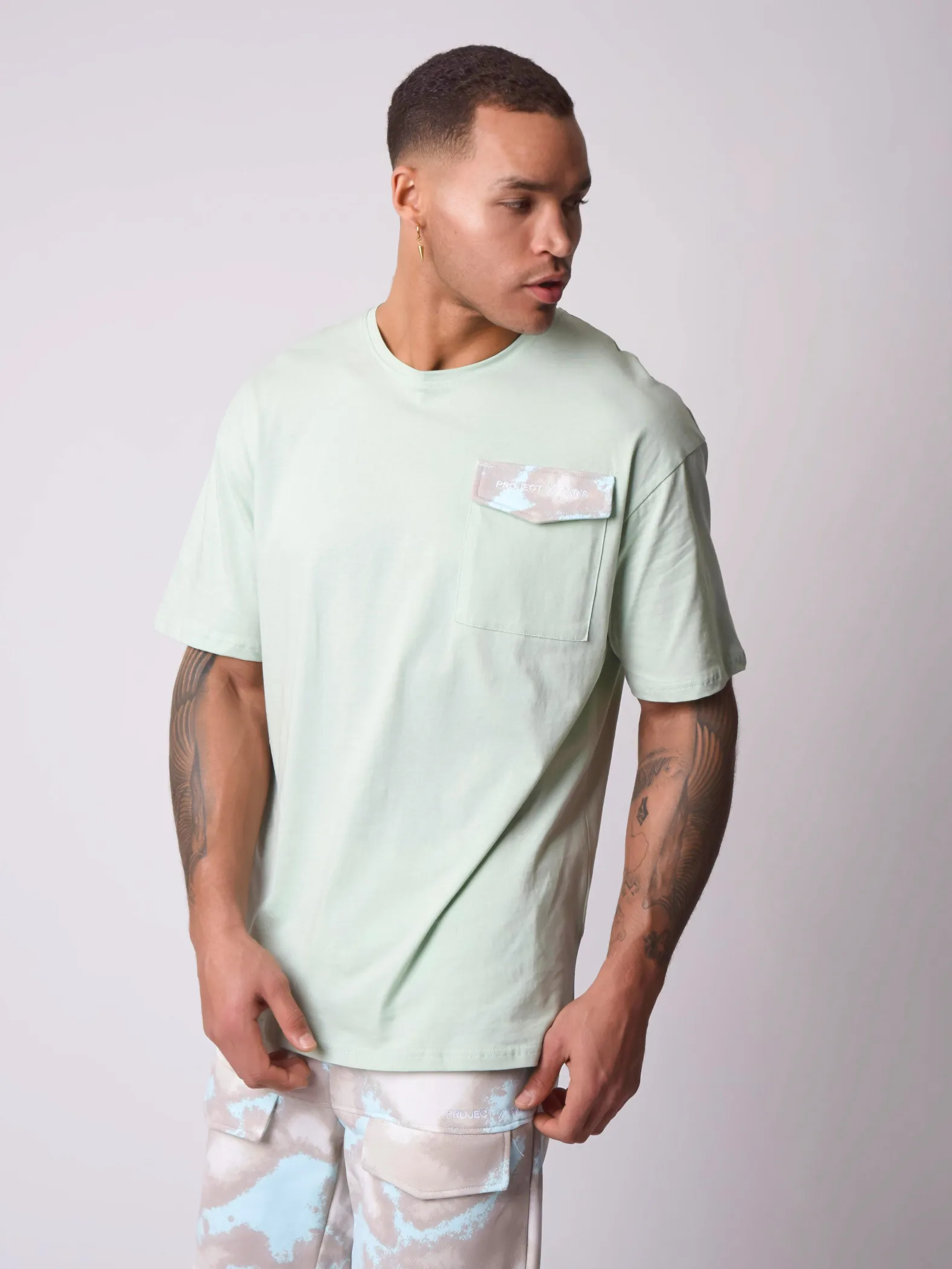 Camiseta holgada con bolsillo con solapa
