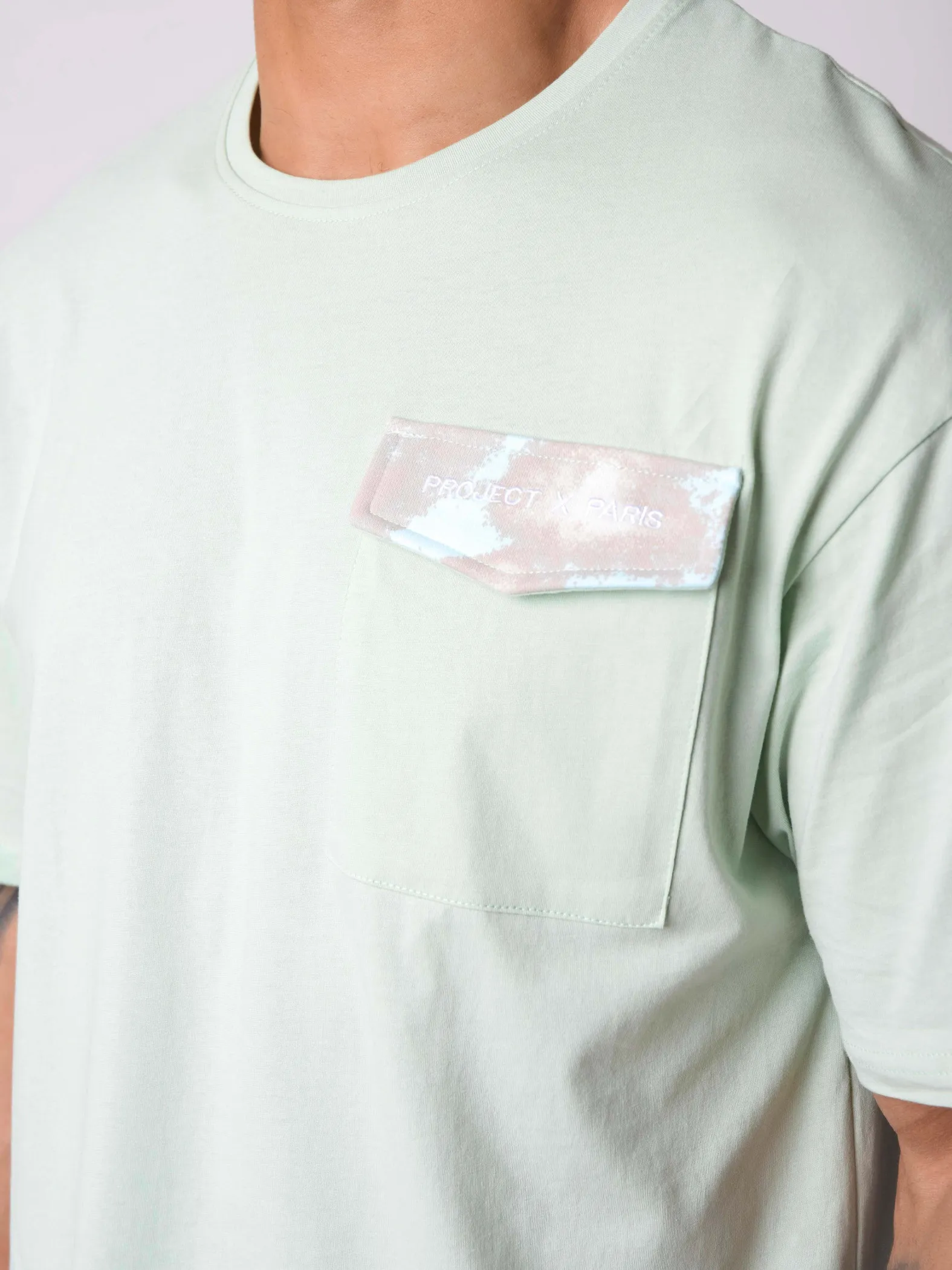 Camiseta holgada con bolsillo con solapa