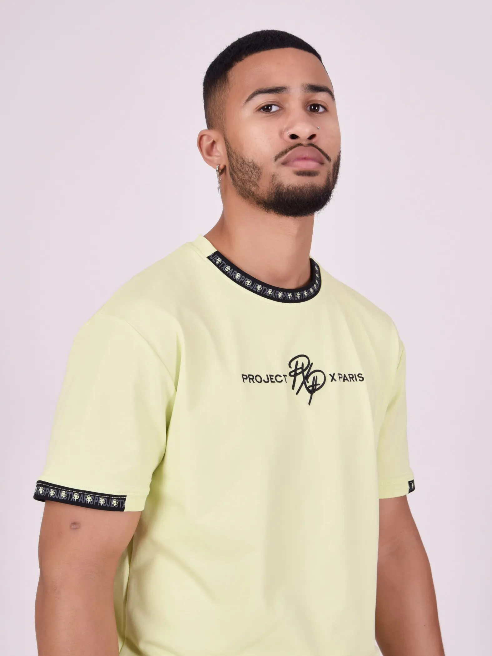Camiseta lisa con banda con logotipo