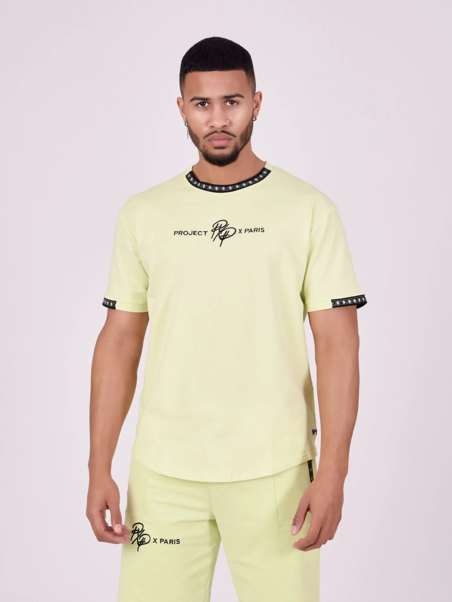 Camiseta lisa con banda con logotipo
