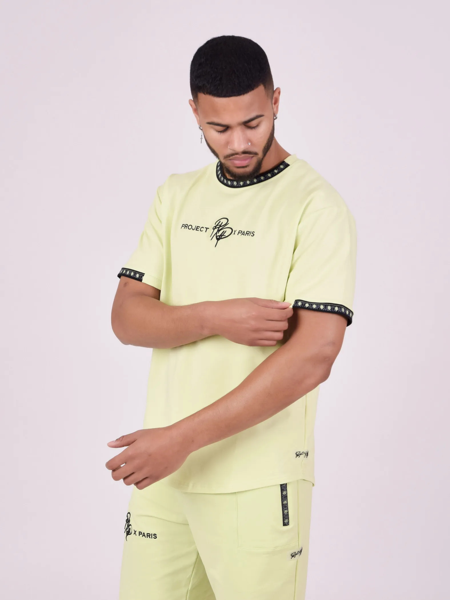 Camiseta lisa con banda con logotipo