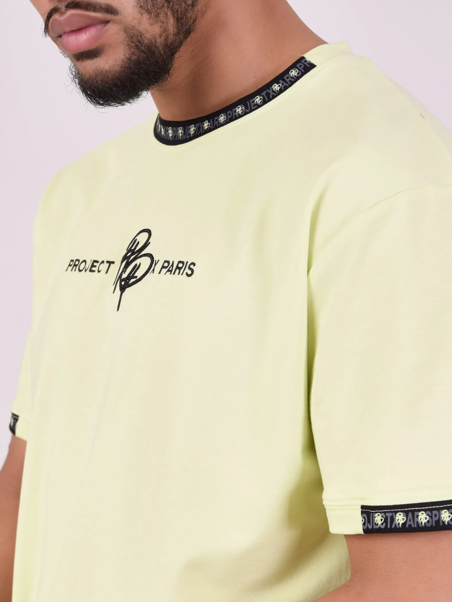 Camiseta lisa con banda con logotipo