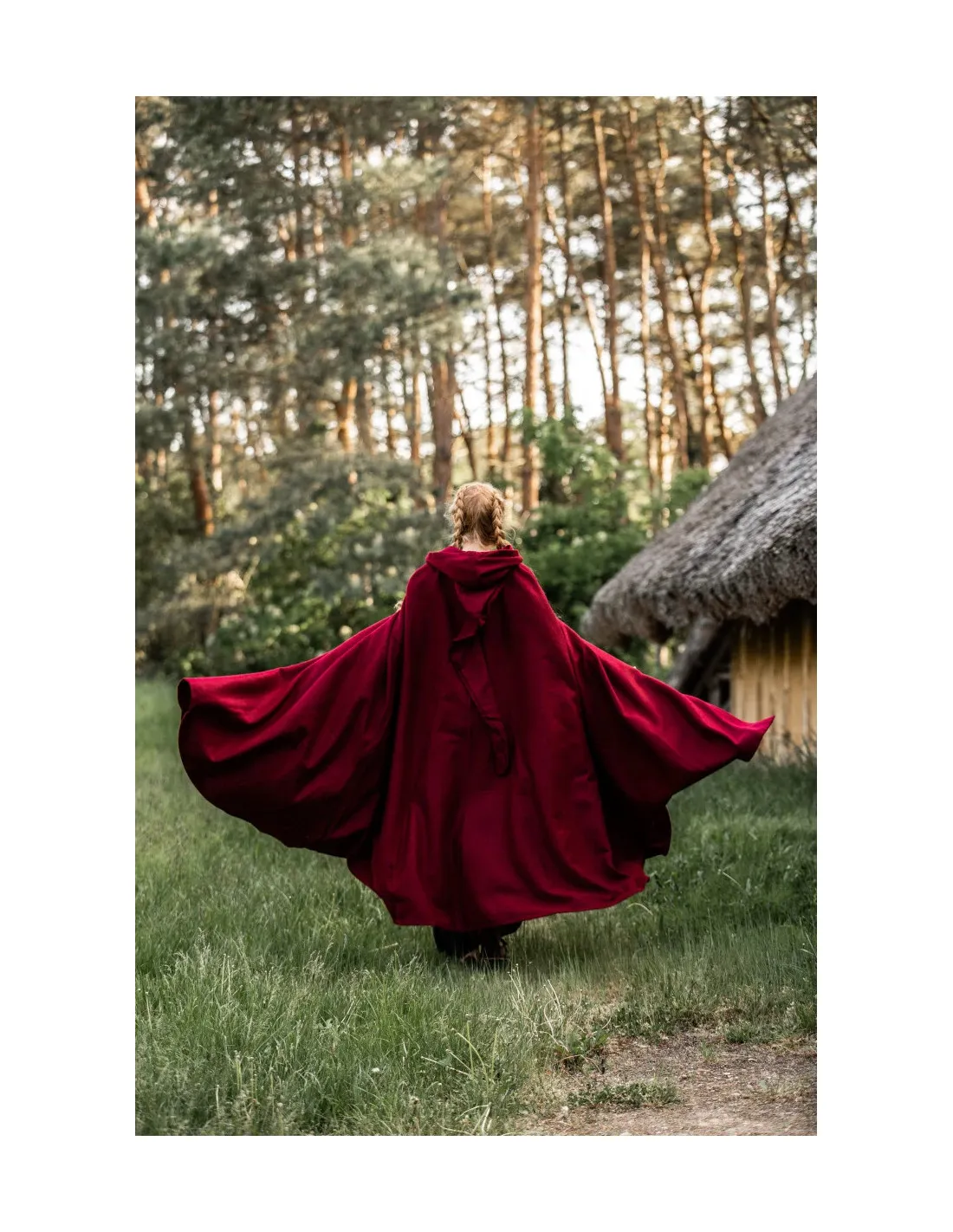 Capa medieval larga modelo Hervir, rojo 131 cm.