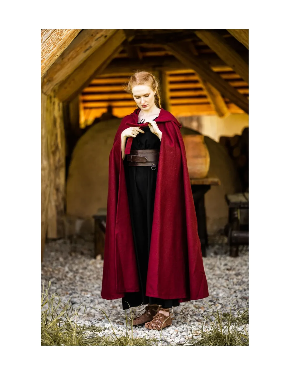 Capa medieval larga modelo Hervir, rojo 131 cm.