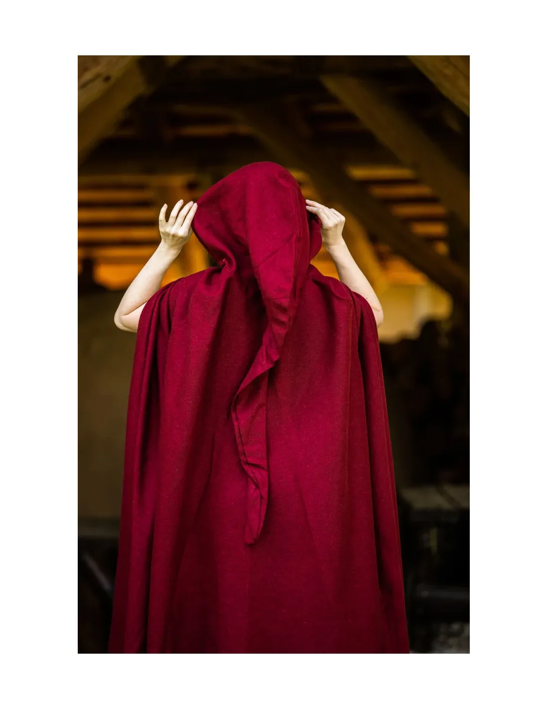 Capa medieval larga modelo Hervir, rojo 131 cm.