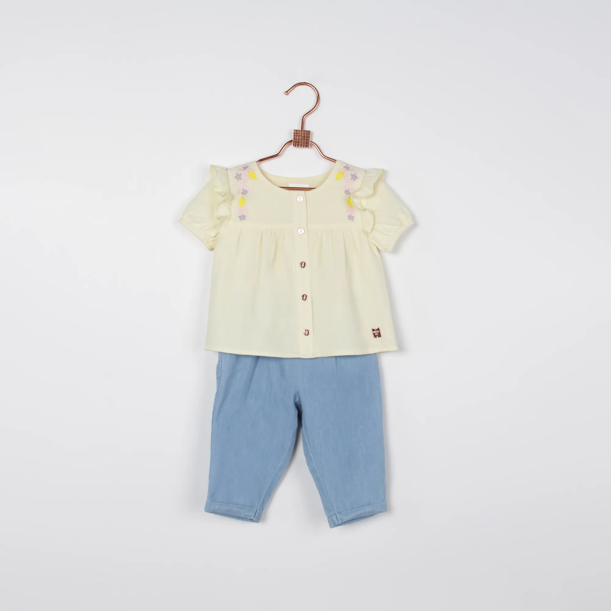 CARREMENT BEAU Blusa bordada con volantes