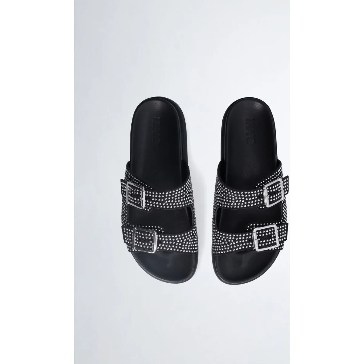 Chanclas con microtachuelas