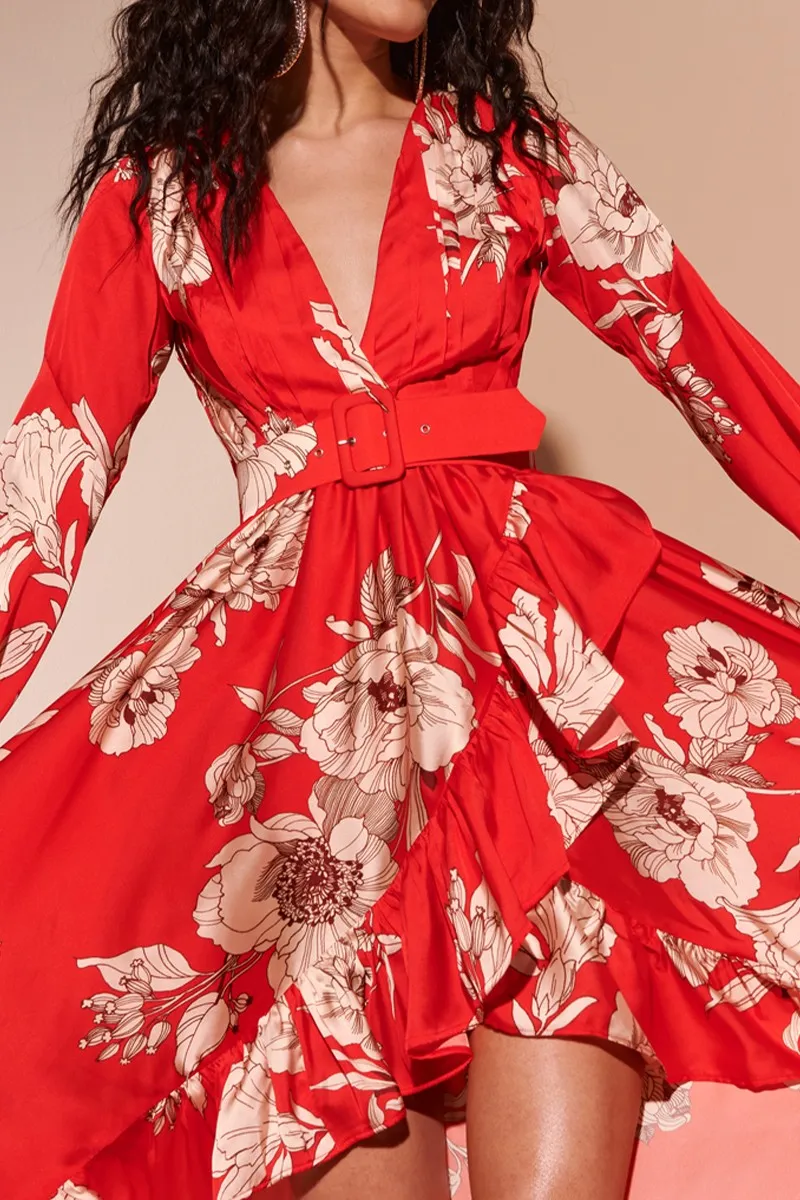 Cinturón forrado rojo con estampado de flores beige con hebilla
