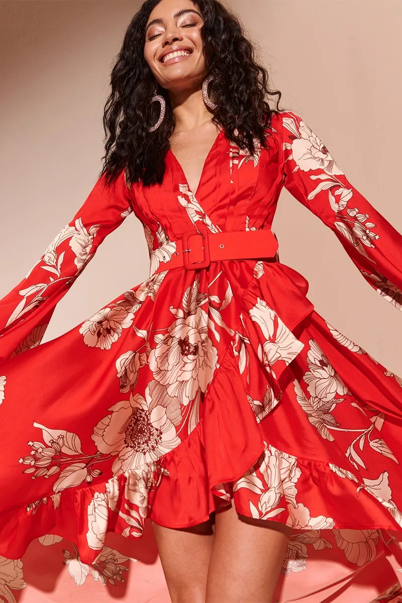 Cinturón forrado rojo con estampado de flores beige con hebilla