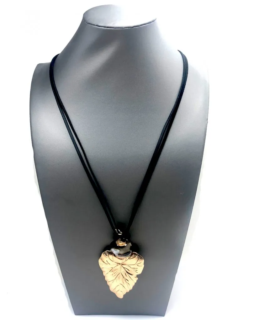COLLARES LARGOS DORADOS CON HOJA PARA TU OUTFIT A LA MODA