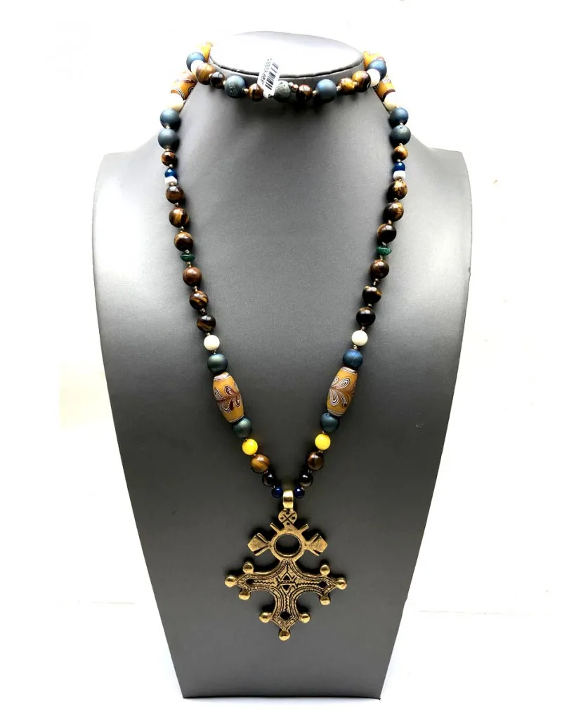 COLLARES MUJER DE PIEDRAS CON CRUZ TUAREG DE BRONCE CON CUENTAS ARTESANALES AFRICANAS
