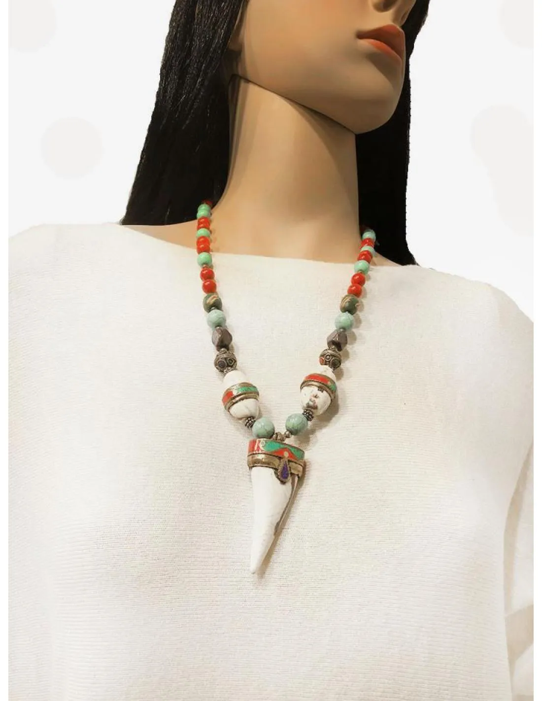 COLLARES TIBETANOS CON COLMILLO AMULETO ANTIGUO CON PIEDRAS