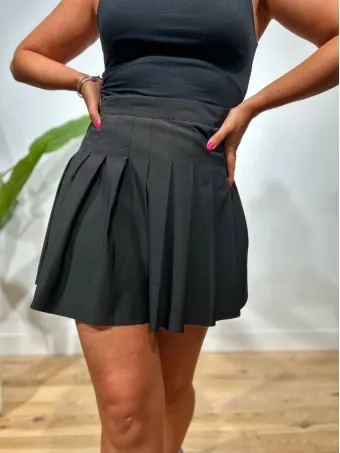 Falda Corta Plisada LEVIGATE Negro