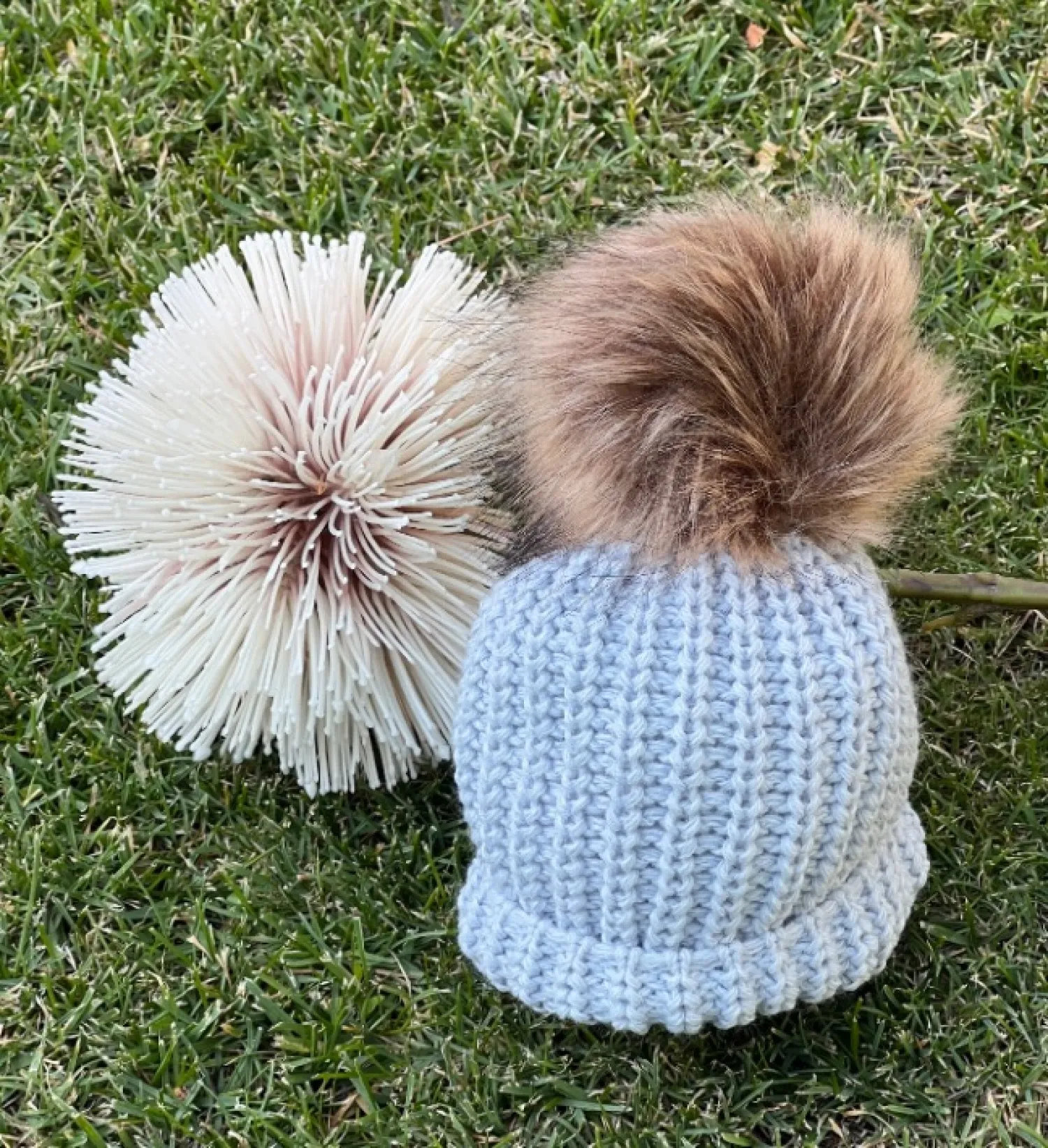 Gorrito de Bebé en punto gordito con pompón de pelo sintético.